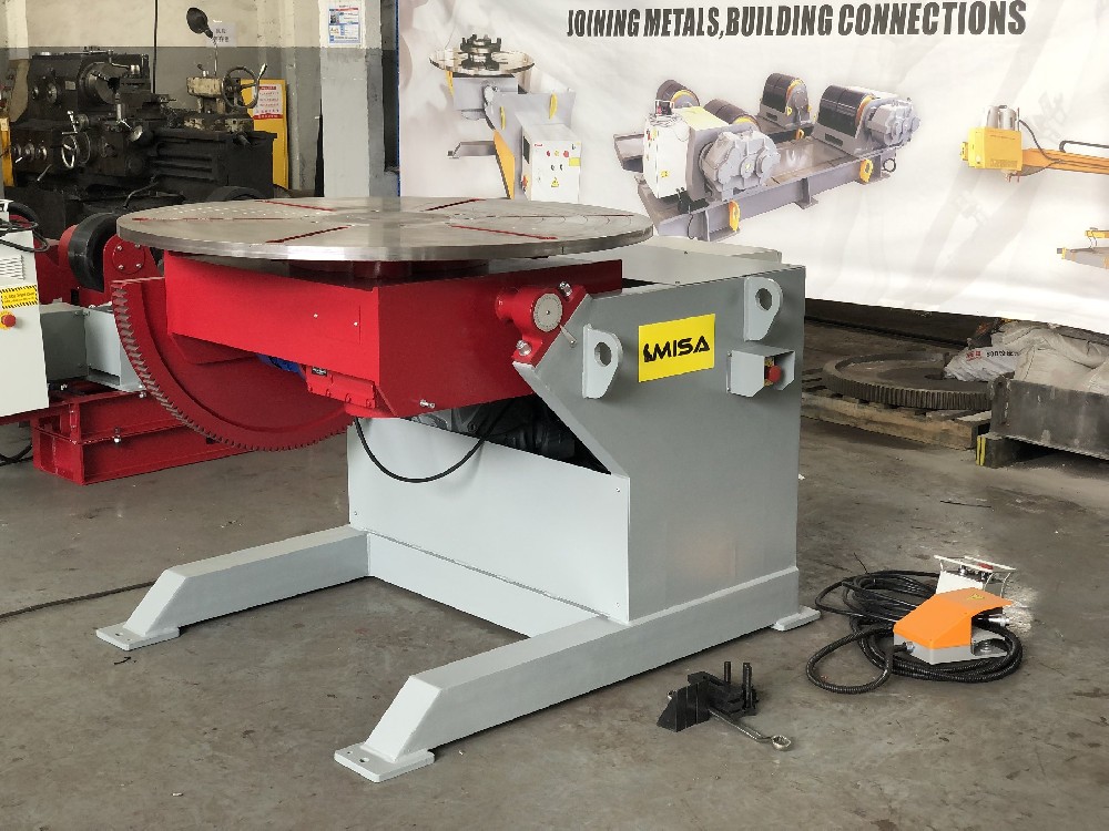Show the details of the welding positioner and how to fix the workpiece